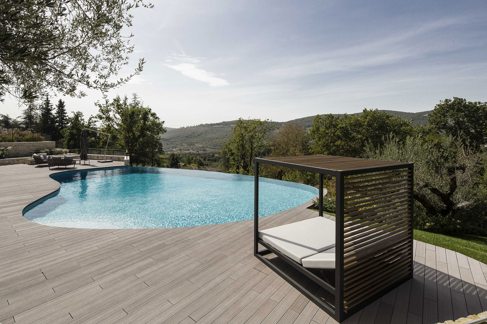 An Elegant Contemporary Home with an Indoor and Outdoor Pool in Perugia by Giammetta Architects (22)