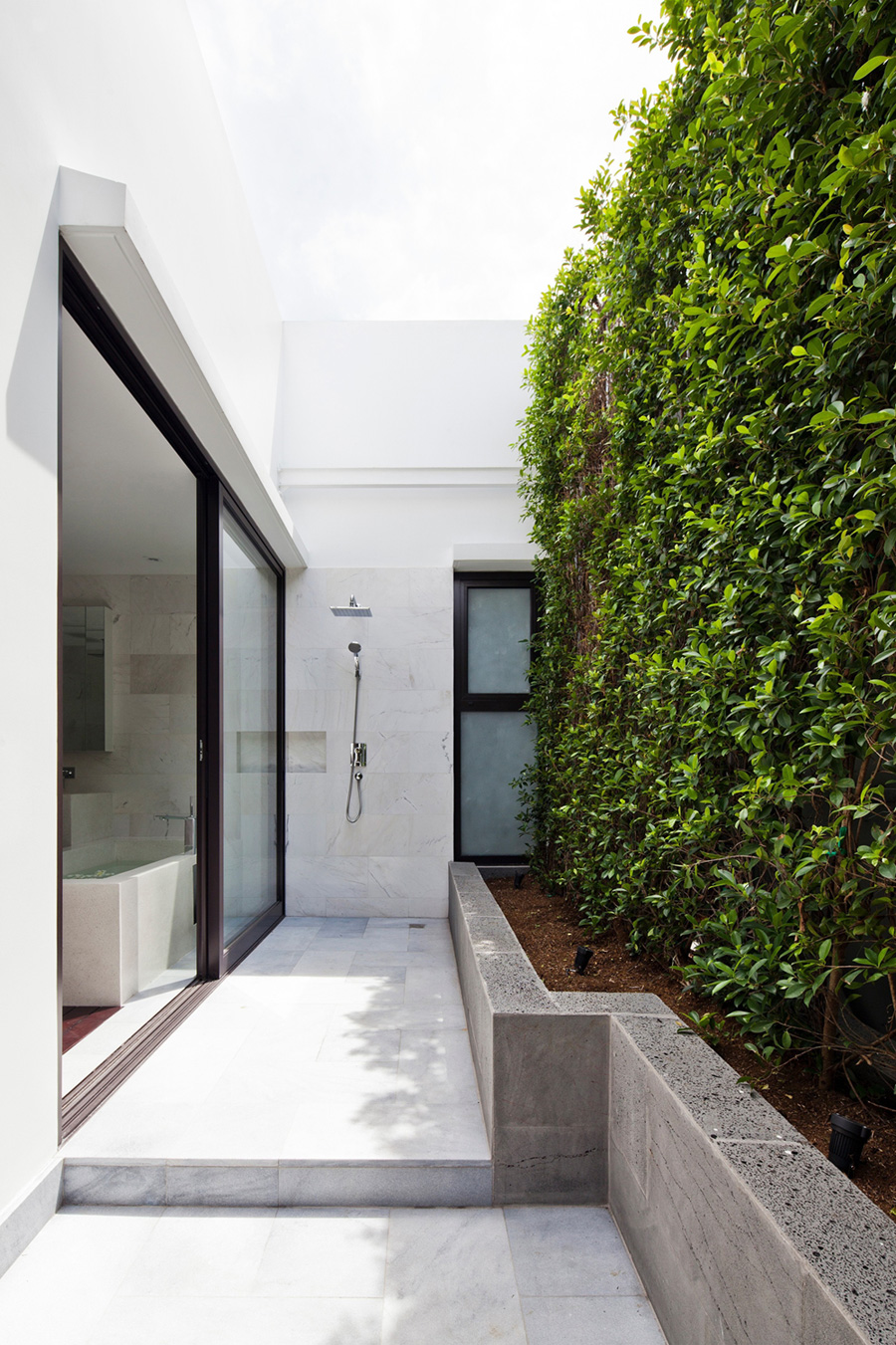 An Elegant Contemporary House with Clean Lines and Open Spaces in Thao Dien by MM ++ Architects (5)