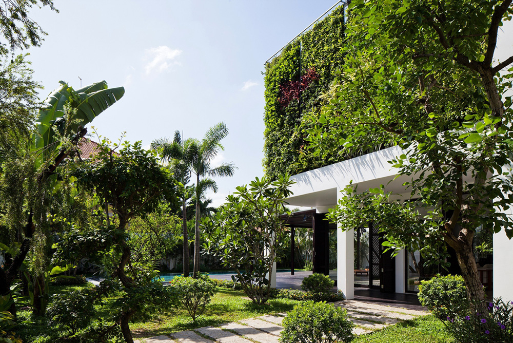 An Elegant Contemporary House with Clean Lines and Open Spaces in Thao Dien by MM ++ Architects (7)