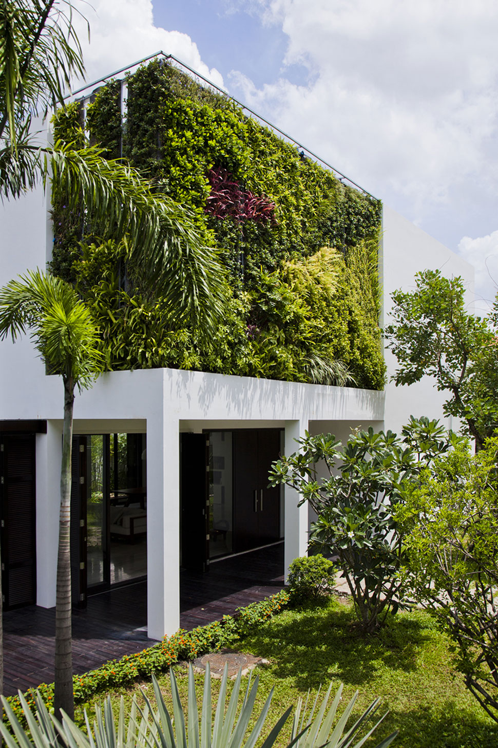 An Elegant Contemporary House with Clean Lines and Open Spaces in Thao Dien by MM ++ Architects (8)