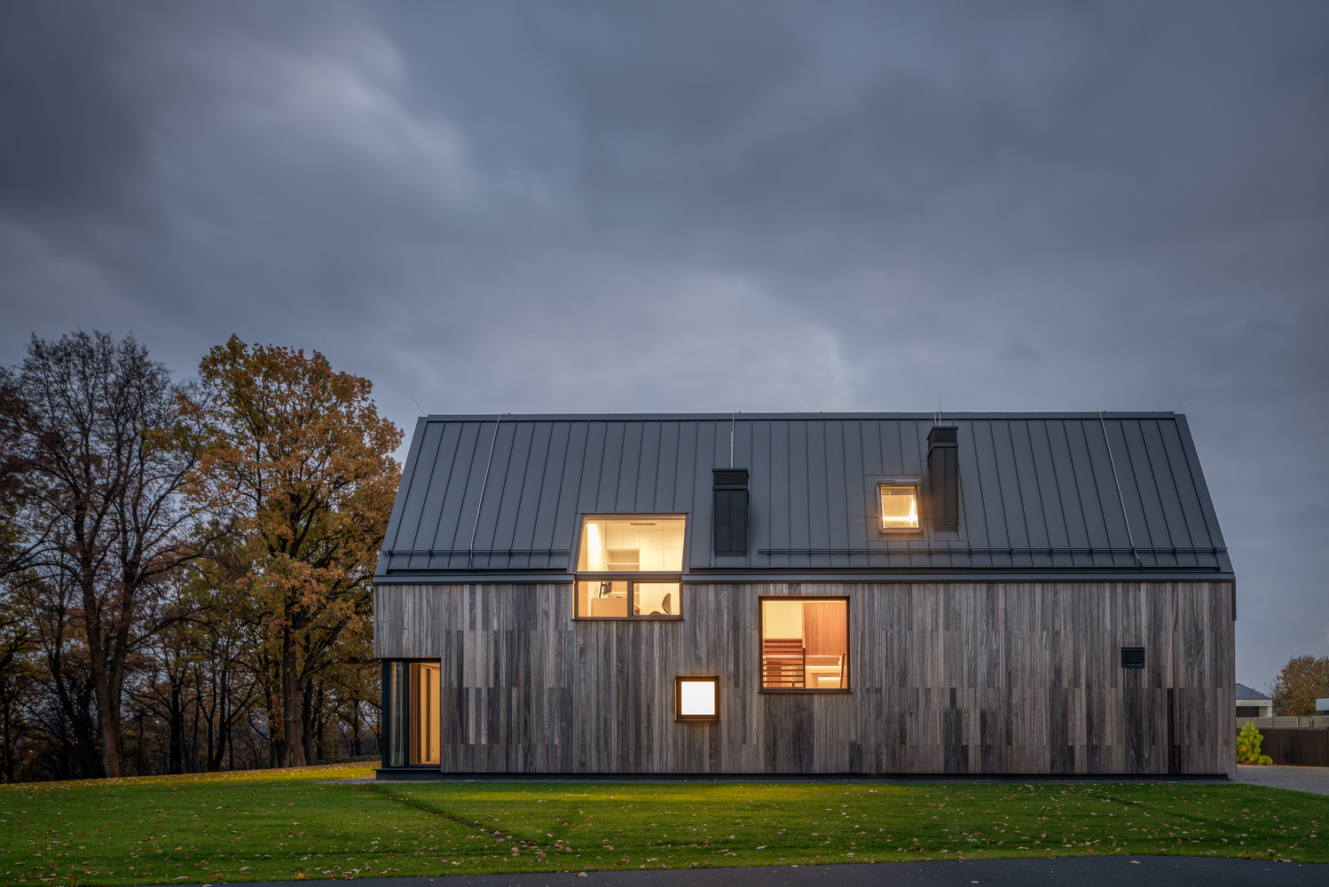 An Elegant Countryside Home for a Large Beautiful Family in Kaunas, Lithuania by ARCHISPEKTRAS (5)