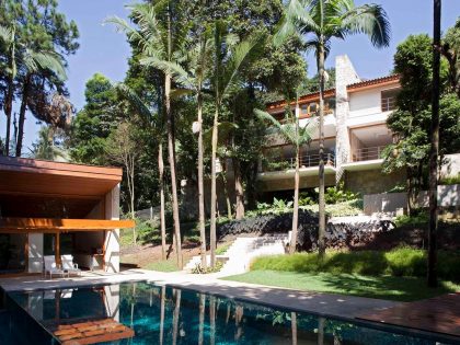 An Elegant House with Swimming Pool Surrounded by Dense Vegetation in São Paulo by Vasco Lopes Arquitetura (1)