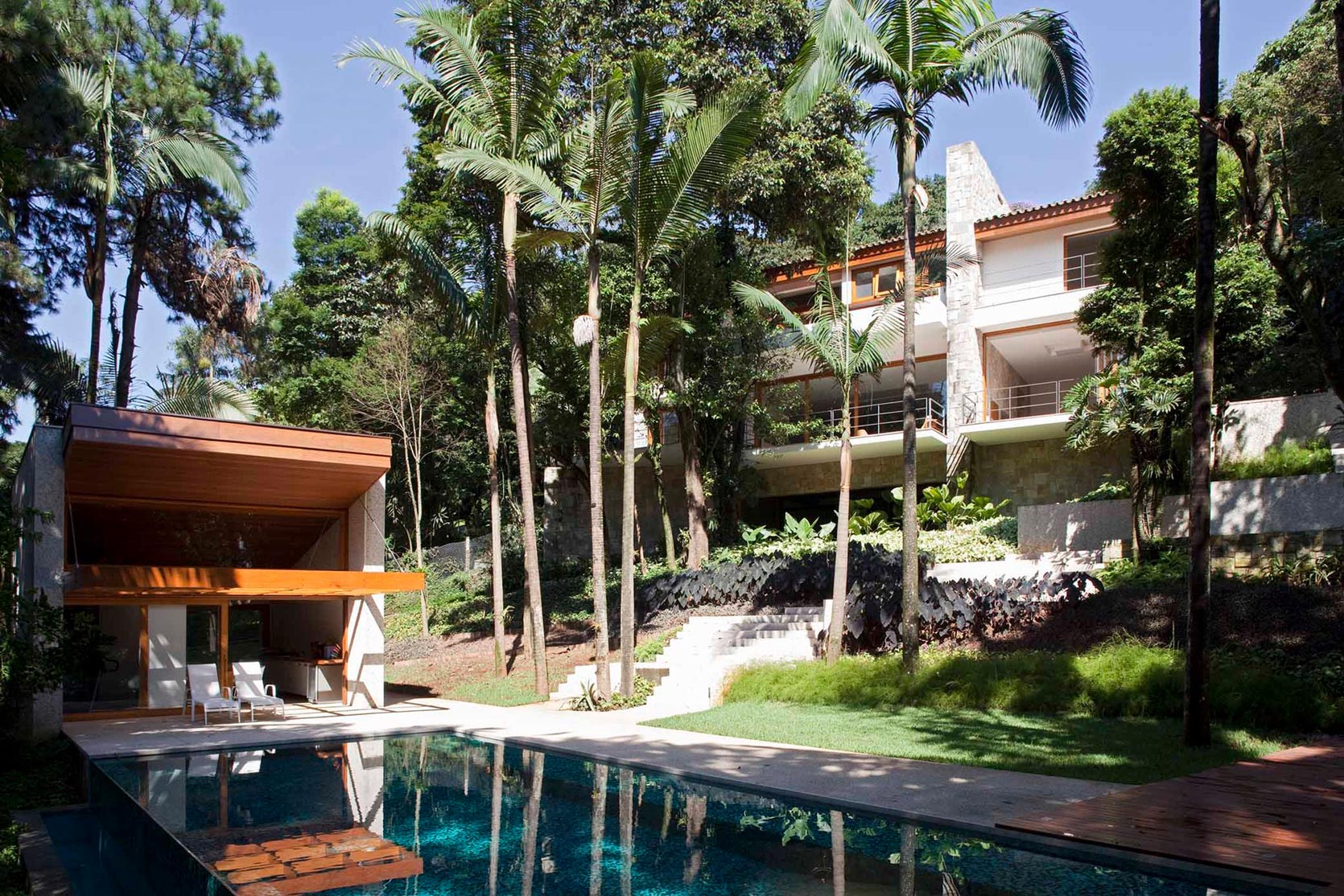 An Elegant House with Swimming Pool Surrounded by Dense Vegetation in São Paulo by Vasco Lopes Arquitetura (1)