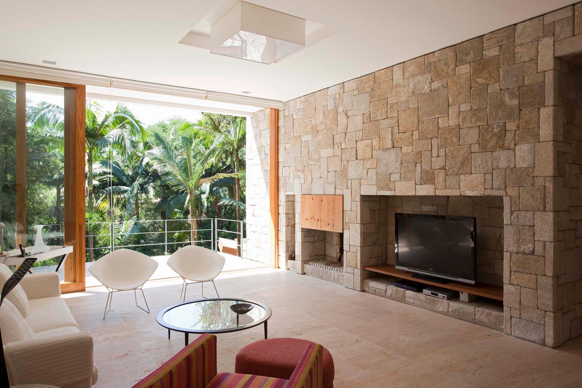 An Elegant House with Swimming Pool Surrounded by Dense Vegetation in São Paulo by Vasco Lopes Arquitetura (11)