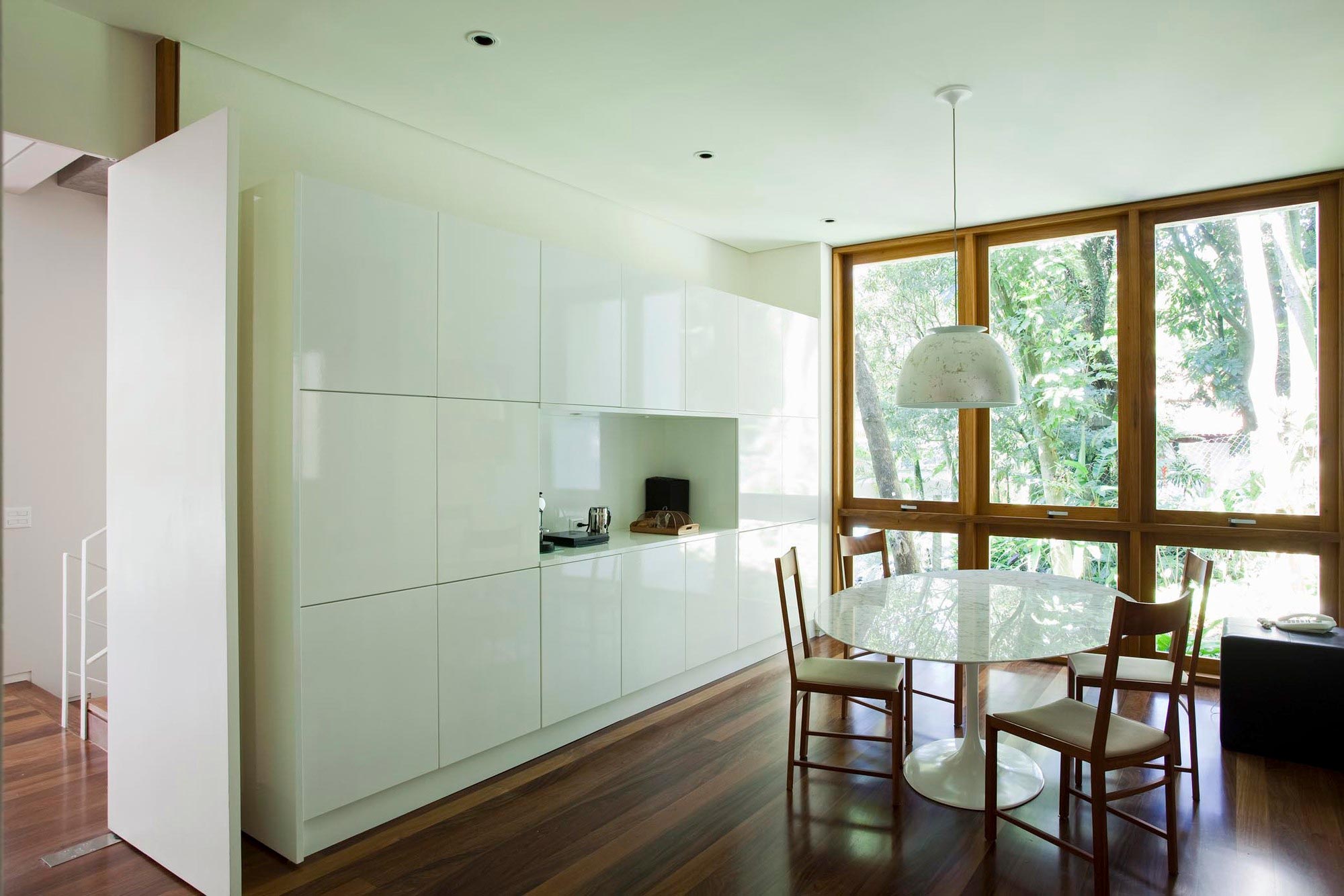 An Elegant House with Swimming Pool Surrounded by Dense Vegetation in São Paulo by Vasco Lopes Arquitetura (12)