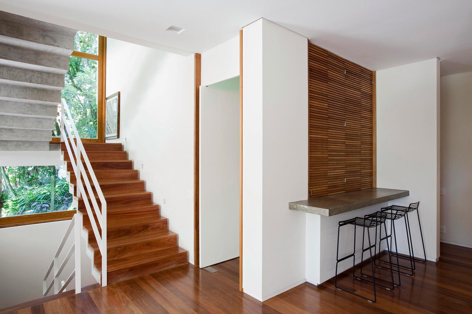 An Elegant House with Swimming Pool Surrounded by Dense Vegetation in São Paulo by Vasco Lopes Arquitetura (13)