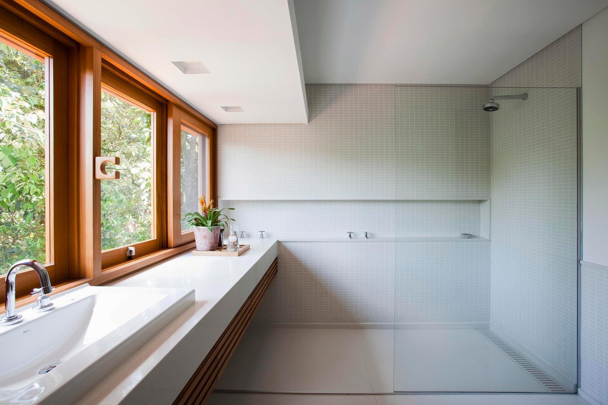 An Elegant House with Swimming Pool Surrounded by Dense Vegetation in São Paulo by Vasco Lopes Arquitetura (14)