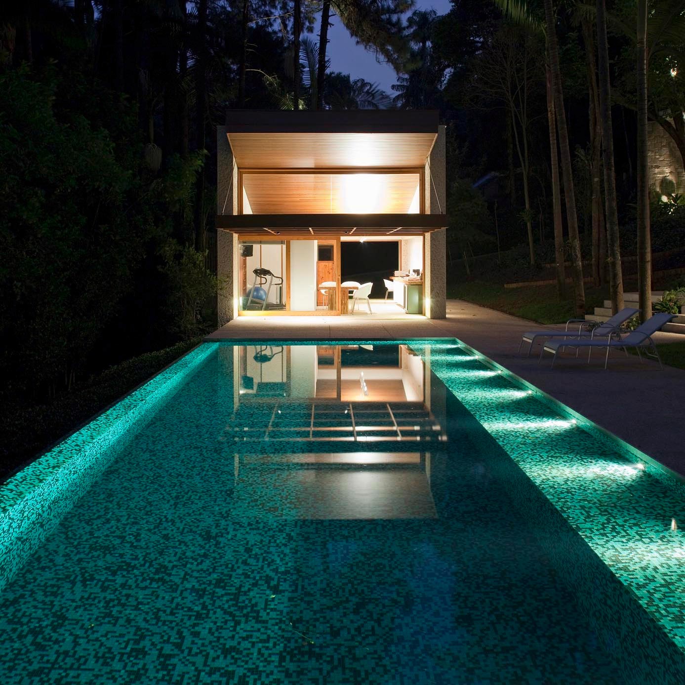 An Elegant House with Swimming Pool Surrounded by Dense Vegetation in São Paulo by Vasco Lopes Arquitetura (17)
