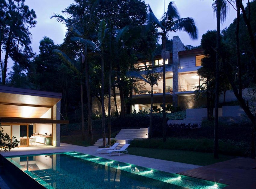 An Elegant House with Swimming Pool Surrounded by Dense Vegetation in São Paulo by Vasco Lopes Arquitetura (18)