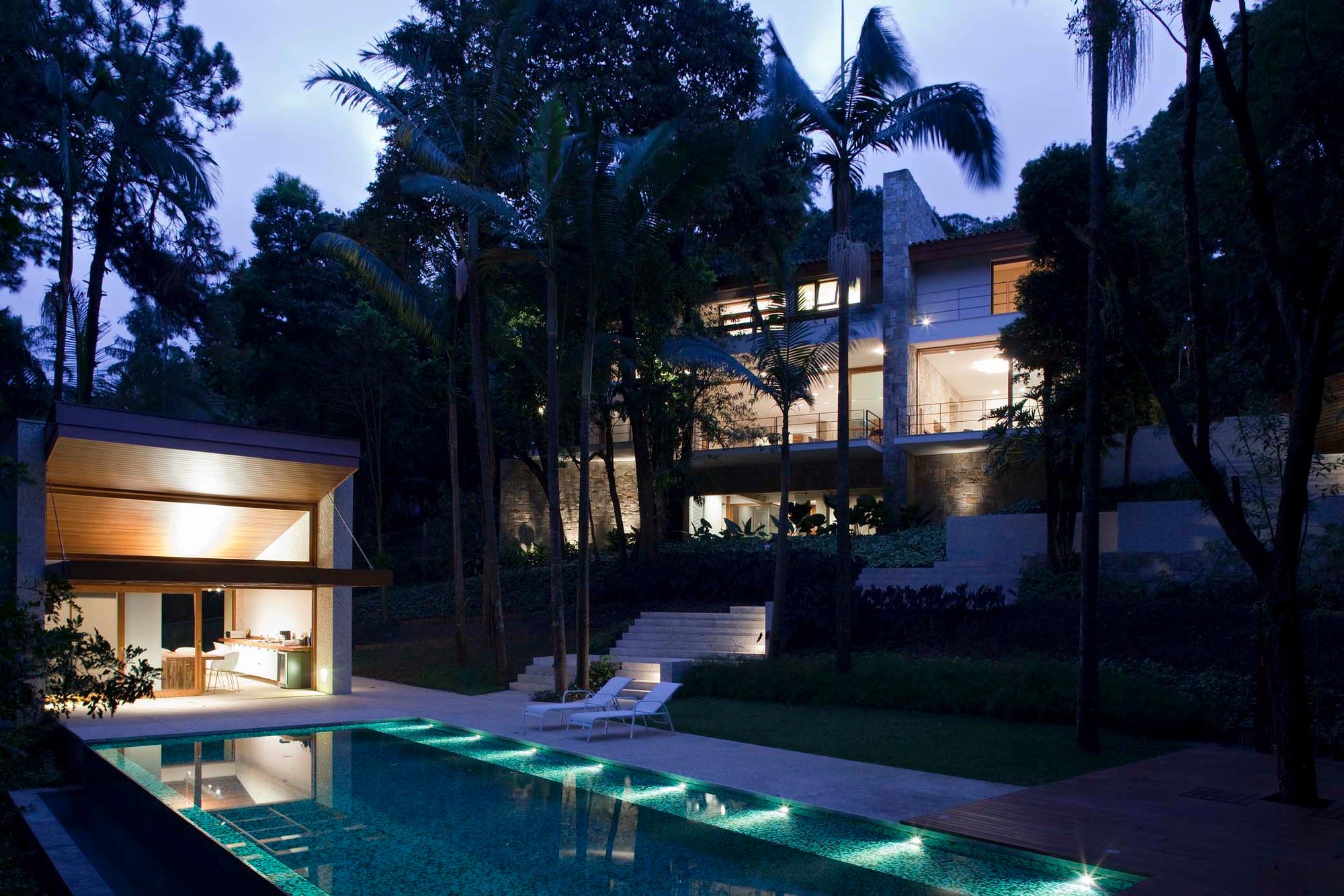 An Elegant House with Swimming Pool Surrounded by Dense Vegetation in São Paulo by Vasco Lopes Arquitetura (18)