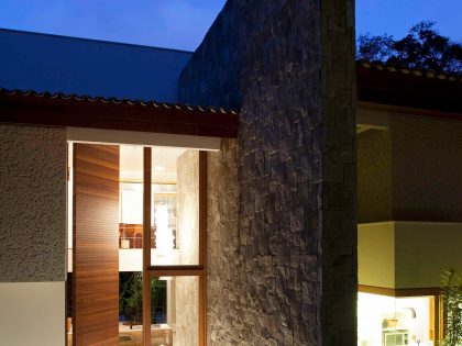 An Elegant House with Swimming Pool Surrounded by Dense Vegetation in São Paulo by Vasco Lopes Arquitetura (19)