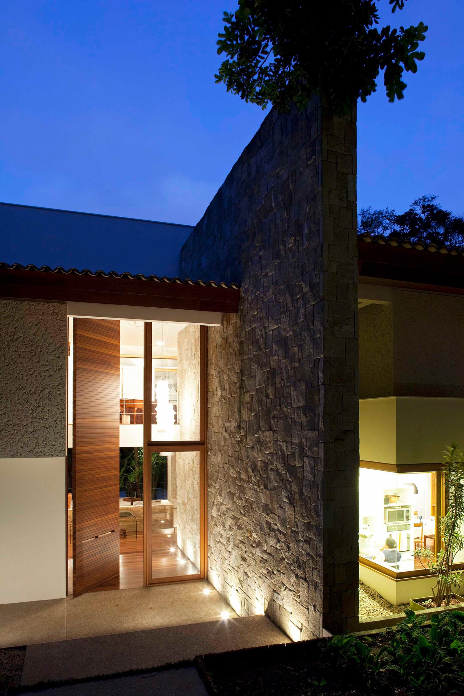An Elegant House with Swimming Pool Surrounded by Dense Vegetation in São Paulo by Vasco Lopes Arquitetura (19)