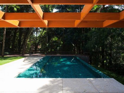 An Elegant House with Swimming Pool Surrounded by Dense Vegetation in São Paulo by Vasco Lopes Arquitetura (2)