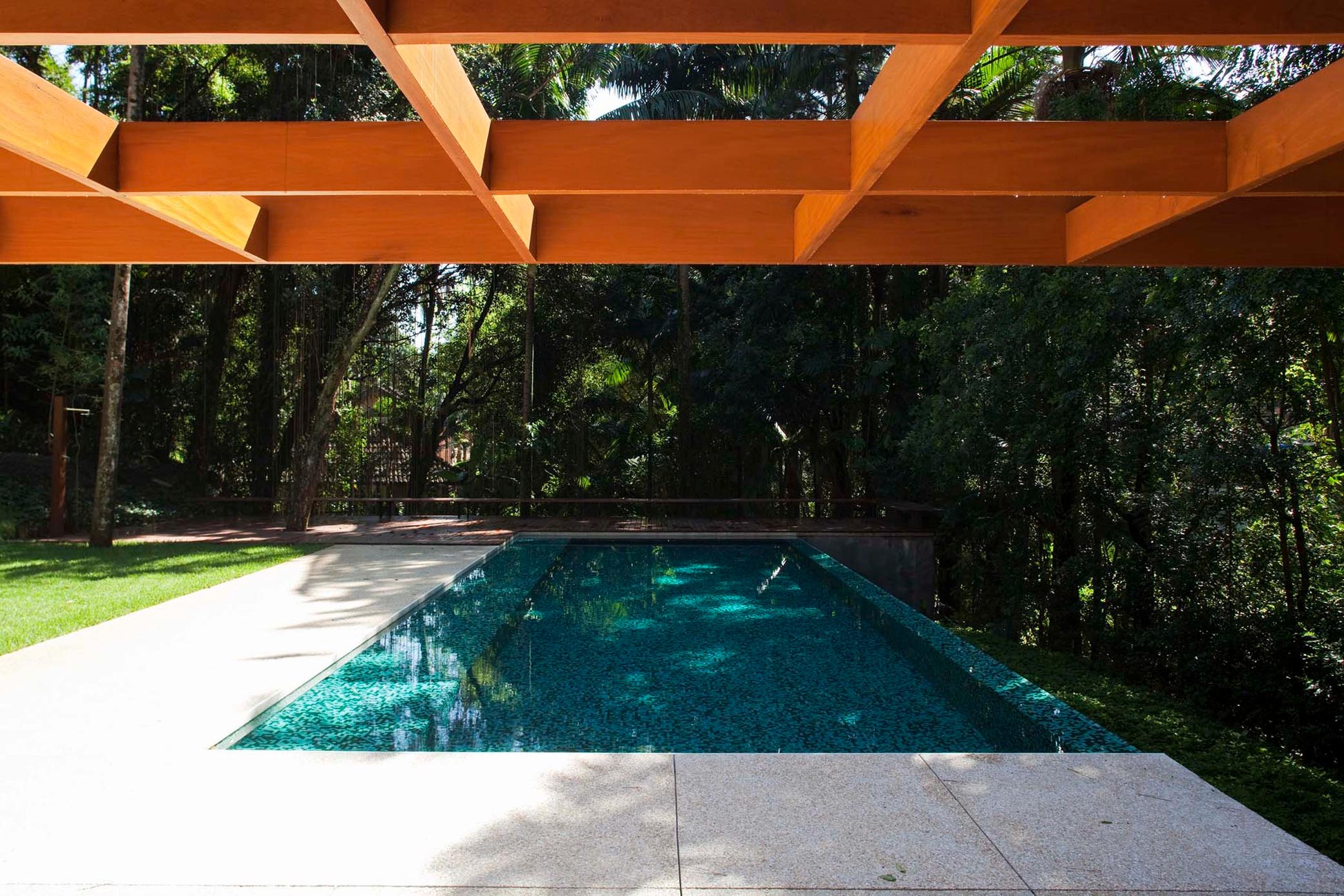 An Elegant House with Swimming Pool Surrounded by Dense Vegetation in São Paulo by Vasco Lopes Arquitetura (2)