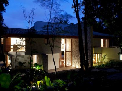 An Elegant House with Swimming Pool Surrounded by Dense Vegetation in São Paulo by Vasco Lopes Arquitetura (20)