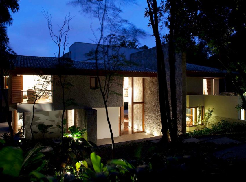 An Elegant House with Swimming Pool Surrounded by Dense Vegetation in São Paulo by Vasco Lopes Arquitetura (20)