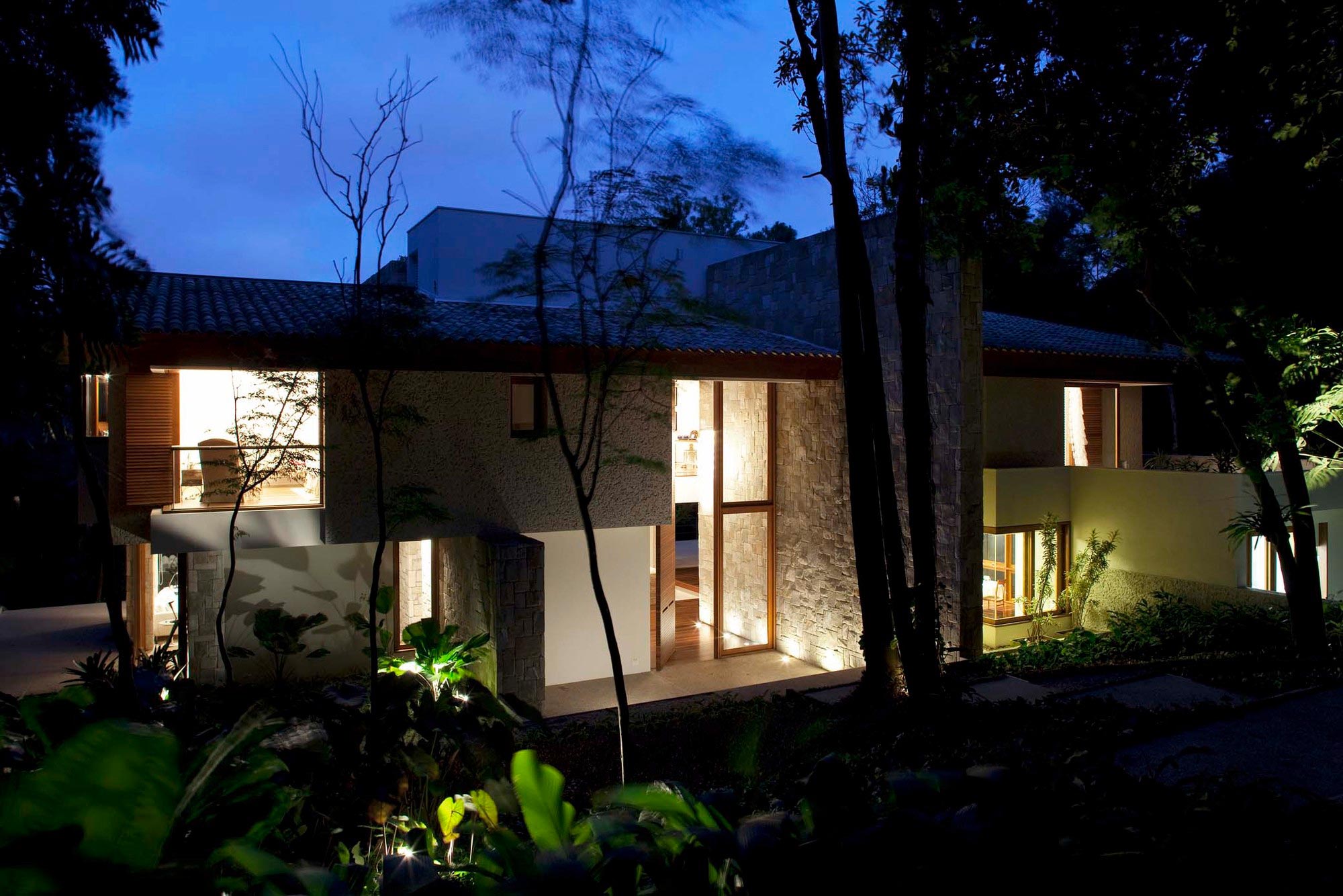 An Elegant House with Swimming Pool Surrounded by Dense Vegetation in São Paulo by Vasco Lopes Arquitetura (20)