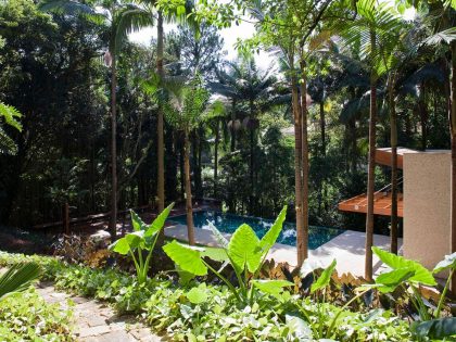 An Elegant House with Swimming Pool Surrounded by Dense Vegetation in São Paulo by Vasco Lopes Arquitetura (3)