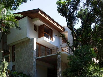 An Elegant House with Swimming Pool Surrounded by Dense Vegetation in São Paulo by Vasco Lopes Arquitetura (4)