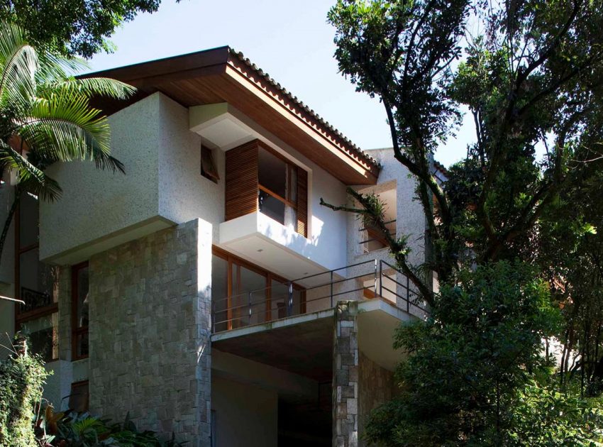 An Elegant House with Swimming Pool Surrounded by Dense Vegetation in São Paulo by Vasco Lopes Arquitetura (4)