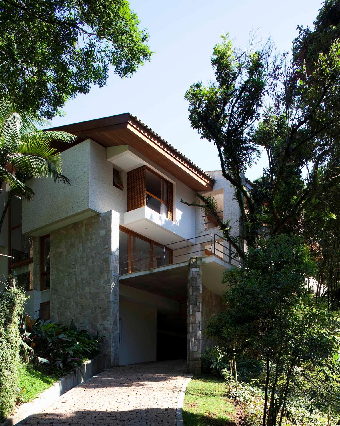 An Elegant House with Swimming Pool Surrounded by Dense Vegetation in São Paulo by Vasco Lopes Arquitetura (4)