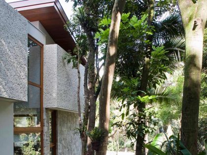 An Elegant House with Swimming Pool Surrounded by Dense Vegetation in São Paulo by Vasco Lopes Arquitetura (5)