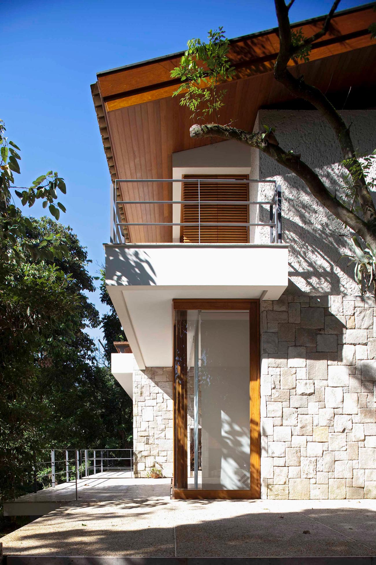 An Elegant House with Swimming Pool Surrounded by Dense Vegetation in São Paulo by Vasco Lopes Arquitetura (6)