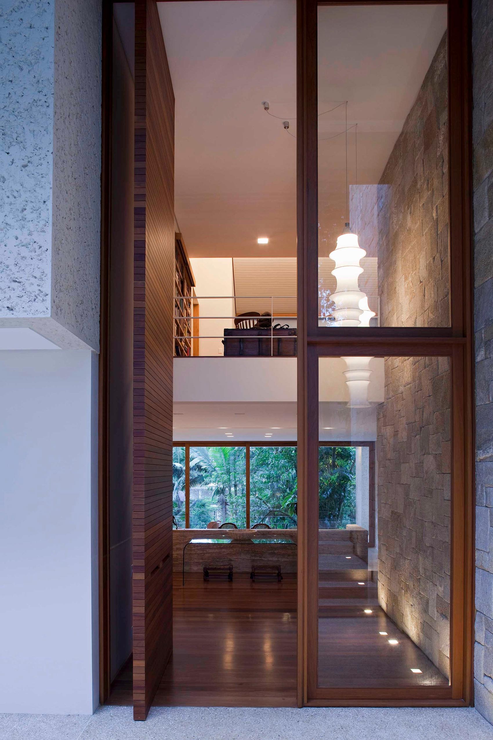 An Elegant House with Swimming Pool Surrounded by Dense Vegetation in São Paulo by Vasco Lopes Arquitetura (7)