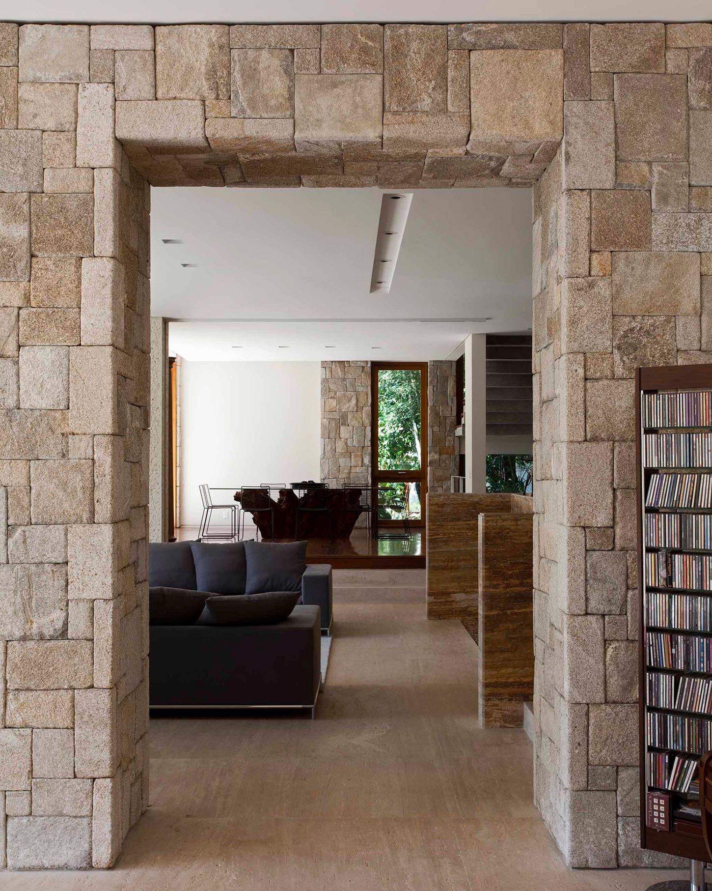 An Elegant House with Swimming Pool Surrounded by Dense Vegetation in São Paulo by Vasco Lopes Arquitetura (8)