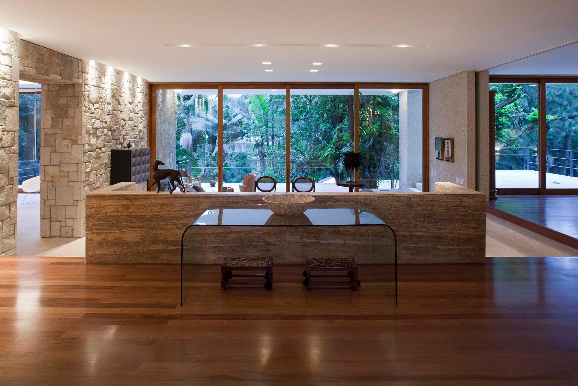 An Elegant House with Swimming Pool Surrounded by Dense Vegetation in São Paulo by Vasco Lopes Arquitetura (9)