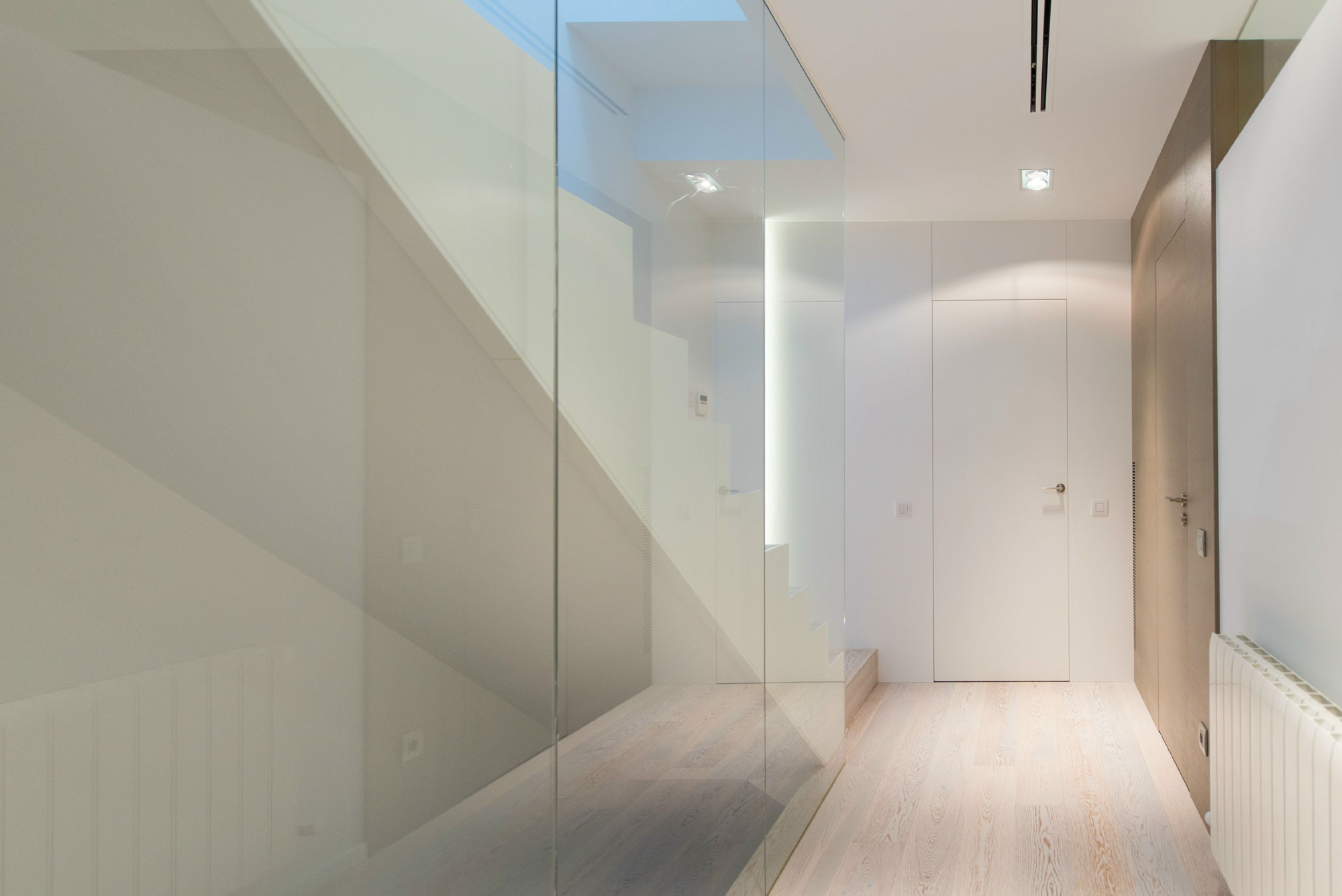 An Elegant Minimalist Home with Beautiful Interiors in Barcelona by ph5 design (13)