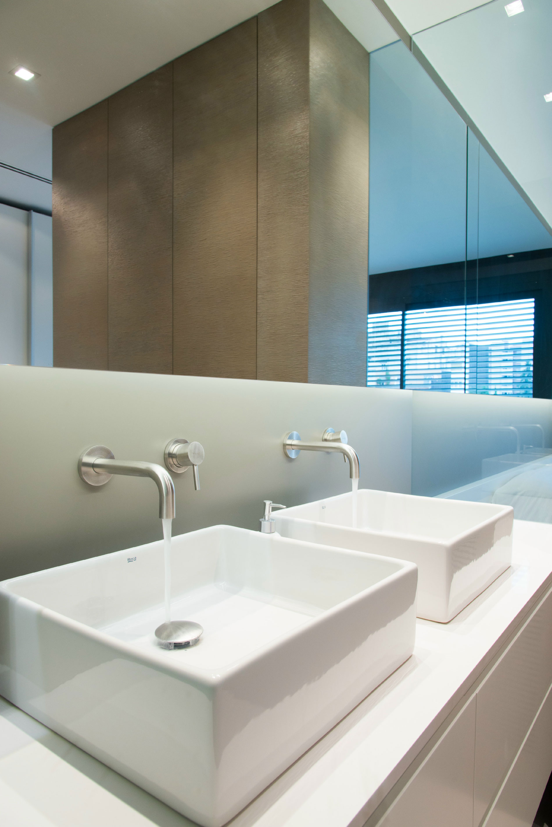 An Elegant Minimalist Home with Beautiful Interiors in Barcelona by ph5 design (18)