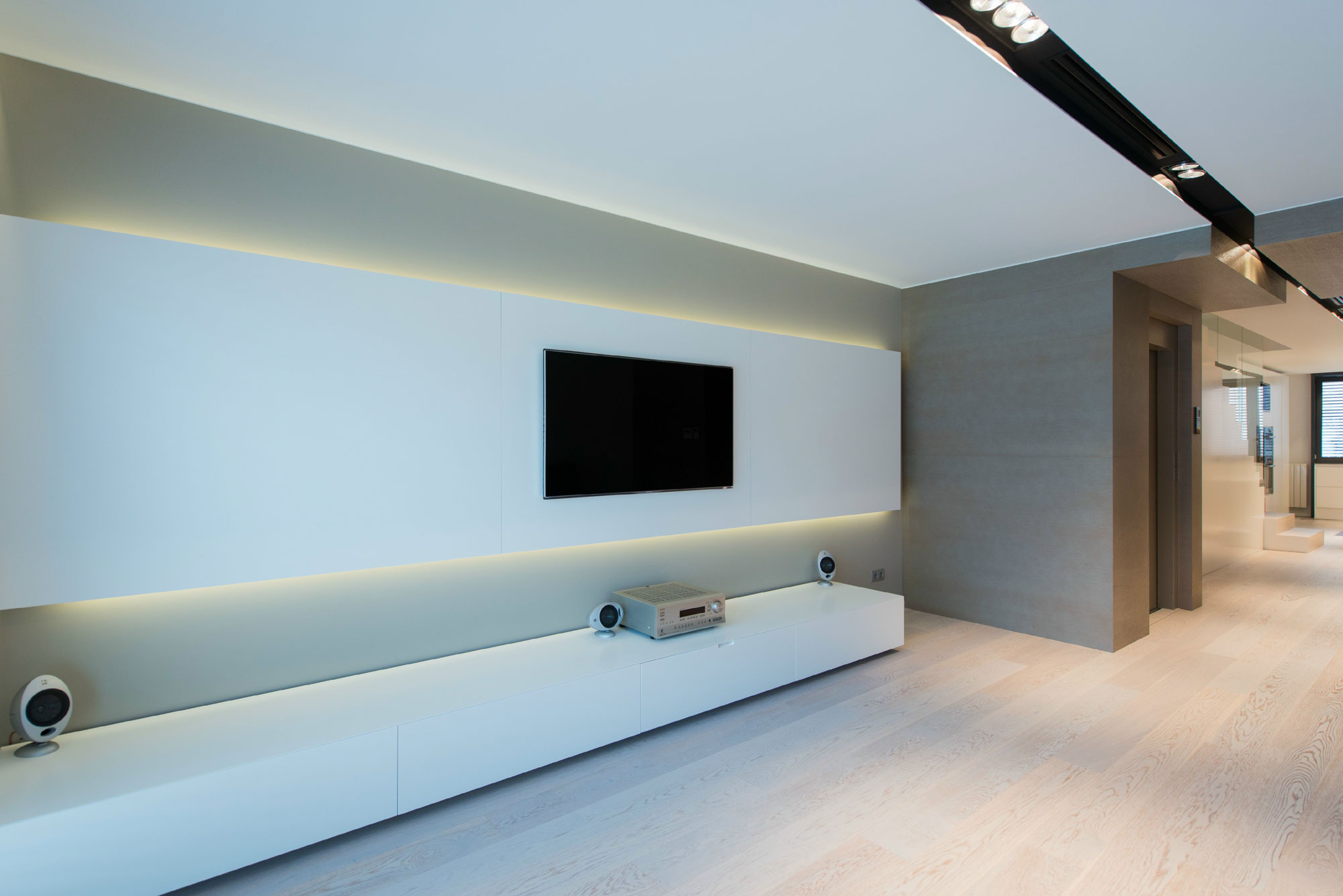 An Elegant Minimalist Home with Beautiful Interiors in Barcelona by ph5 design (2)