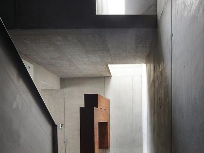 An Elegant Modern Concrete Home in Zuoz, Switzerland by Men Duri Arquint (10)