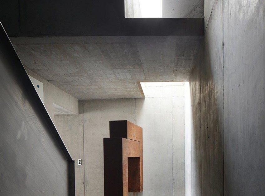 An Elegant Modern Concrete Home in Zuoz, Switzerland by Men Duri Arquint (10)