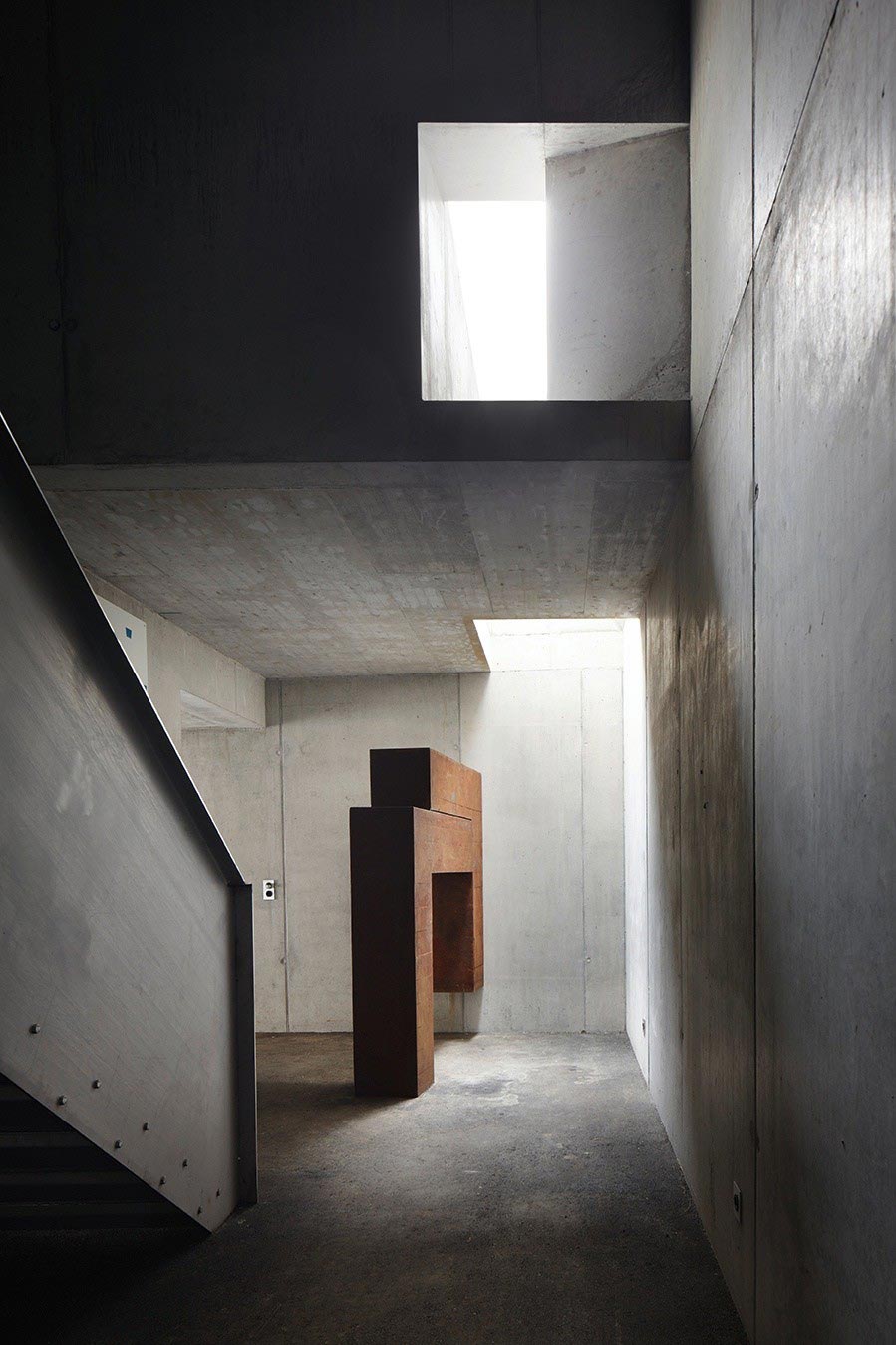 An Elegant Modern Concrete Home in Zuoz, Switzerland by Men Duri Arquint (10)