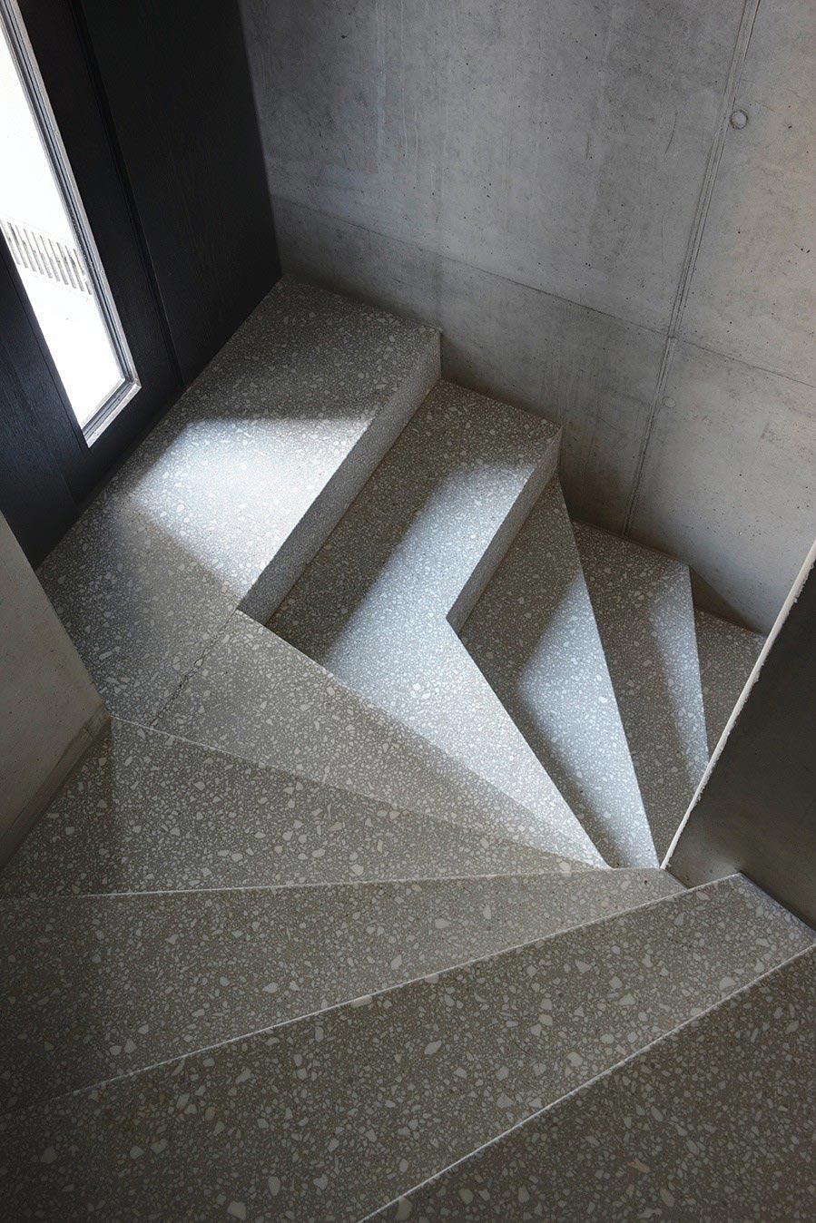 An Elegant Modern Concrete Home in Zuoz, Switzerland by Men Duri Arquint (11)