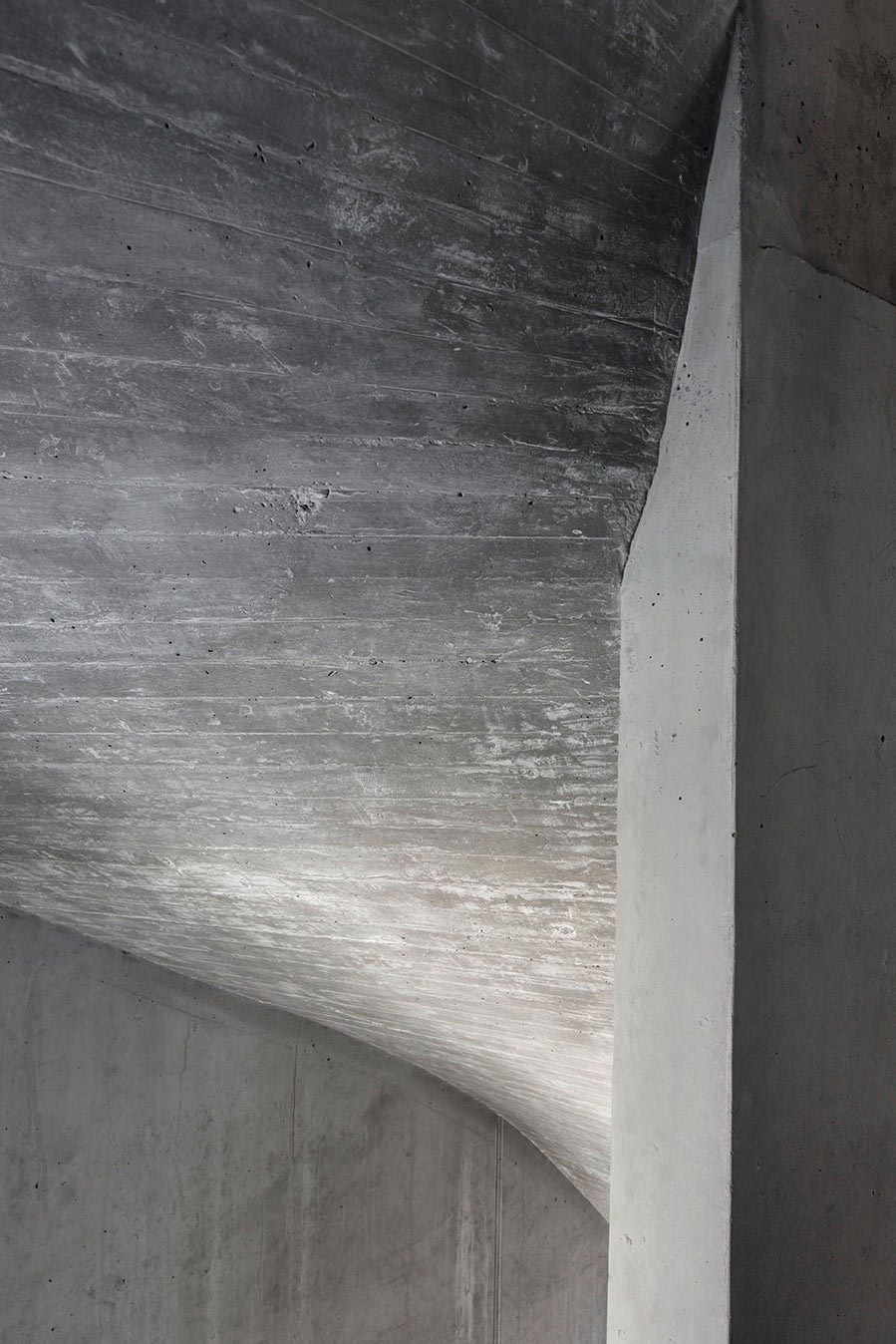 An Elegant Modern Concrete Home in Zuoz, Switzerland by Men Duri Arquint (12)