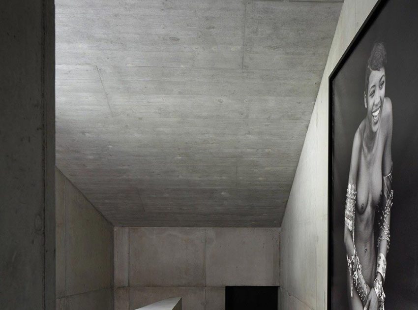 An Elegant Modern Concrete Home in Zuoz, Switzerland by Men Duri Arquint (14)