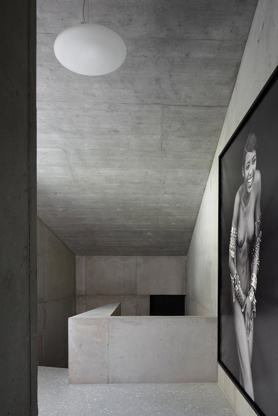 An Elegant Modern Concrete Home in Zuoz, Switzerland by Men Duri Arquint (14)