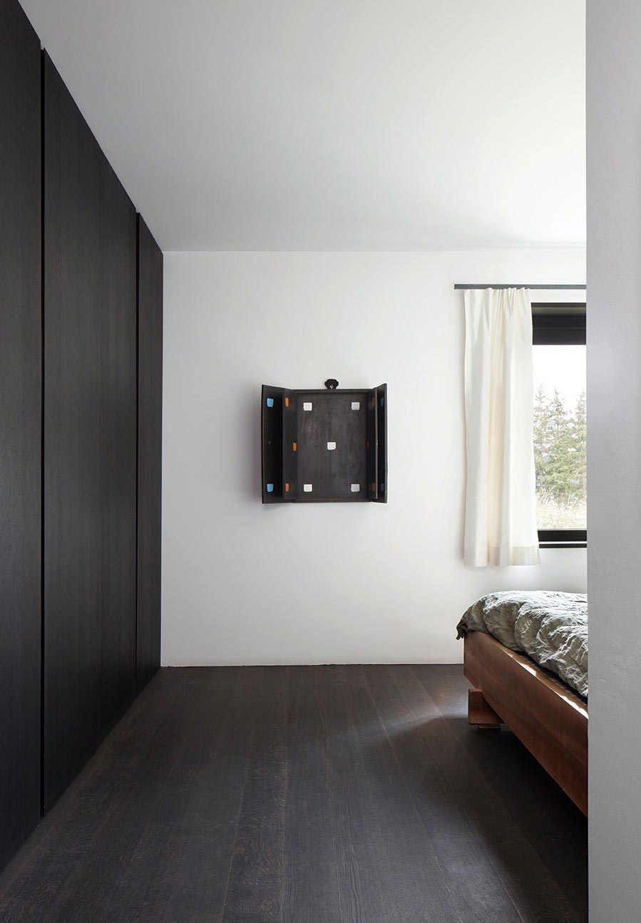 An Elegant Modern Concrete Home in Zuoz, Switzerland by Men Duri Arquint (16)