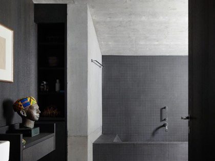 An Elegant Modern Concrete Home in Zuoz, Switzerland by Men Duri Arquint (18)