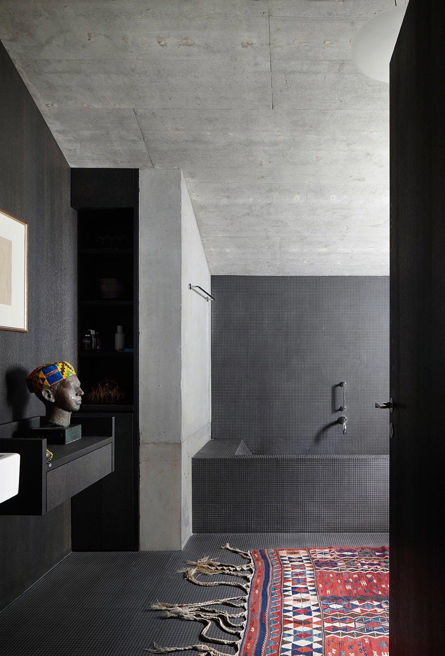An Elegant Modern Concrete Home in Zuoz, Switzerland by Men Duri Arquint (18)