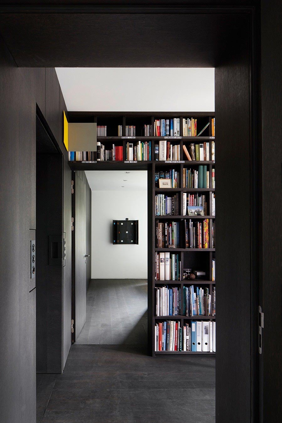 An Elegant Modern Concrete Home in Zuoz, Switzerland by Men Duri Arquint (20)