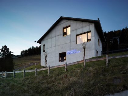 An Elegant Modern Concrete Home in Zuoz, Switzerland by Men Duri Arquint (23)