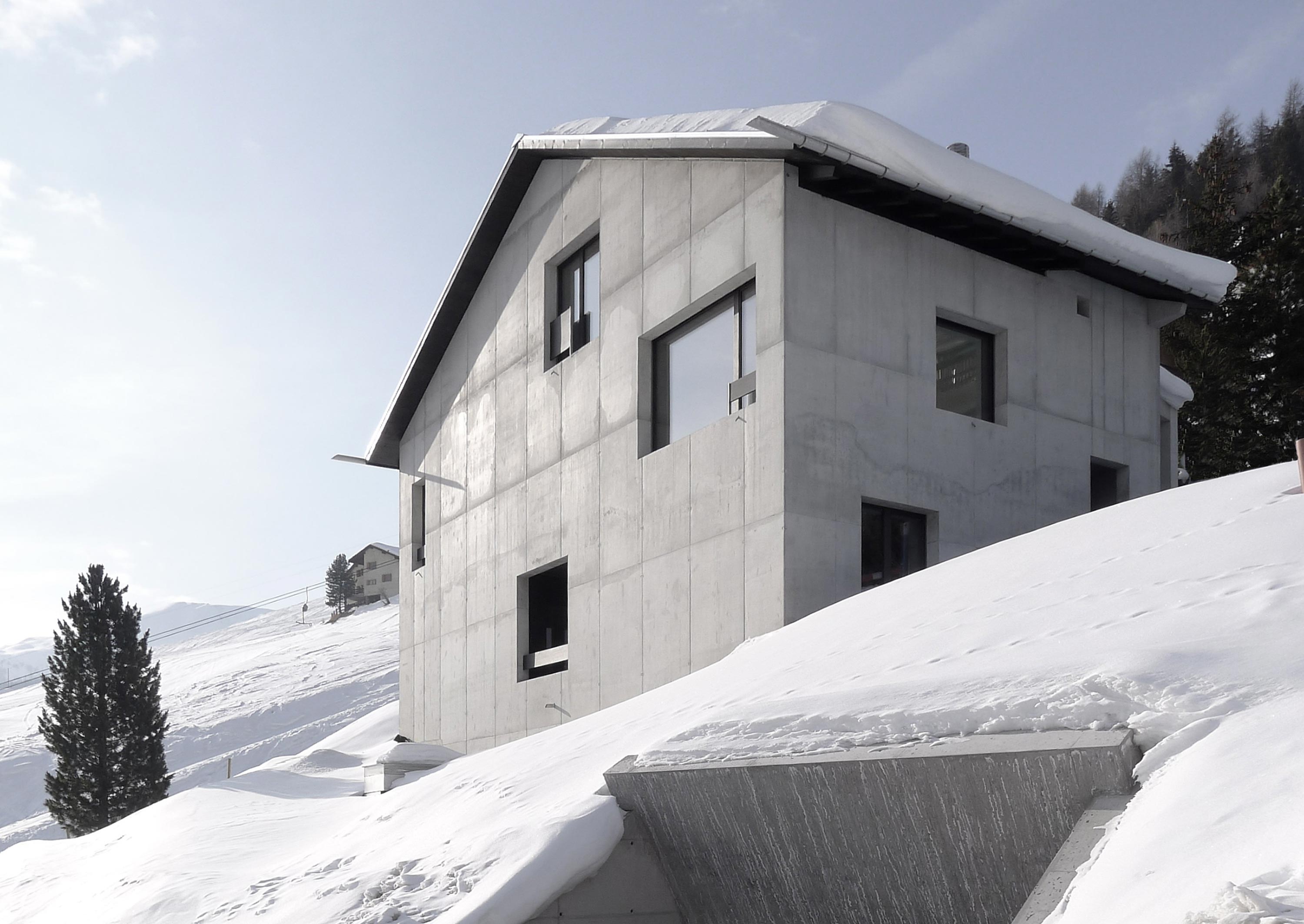 An Elegant Modern Concrete Home in Zuoz, Switzerland by Men Duri Arquint (24)