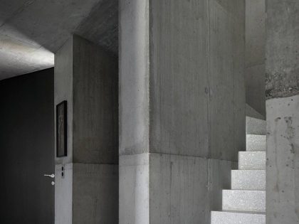 An Elegant Modern Concrete Home in Zuoz, Switzerland by Men Duri Arquint (3)