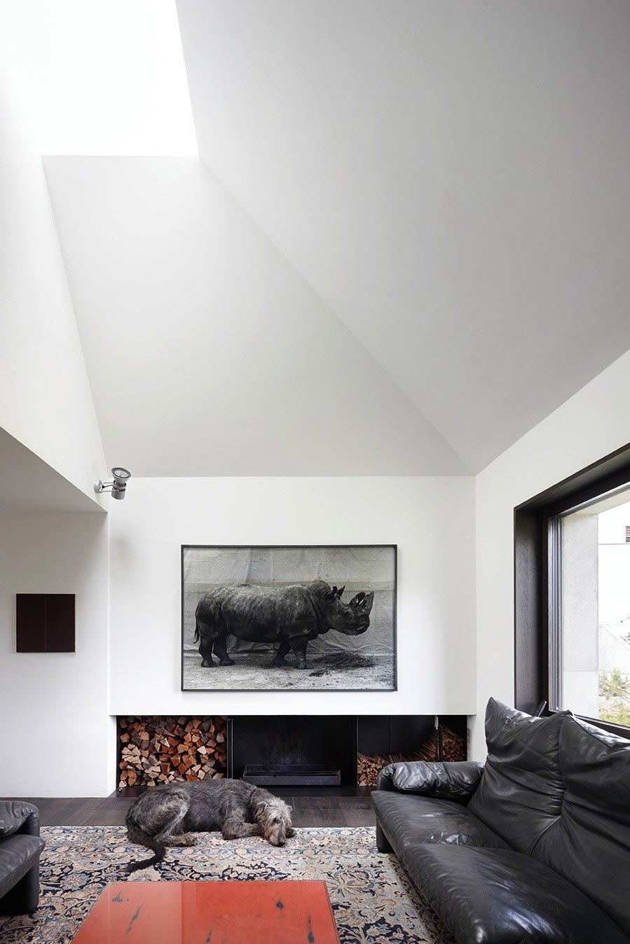 An Elegant Modern Concrete Home in Zuoz, Switzerland by Men Duri Arquint (5)