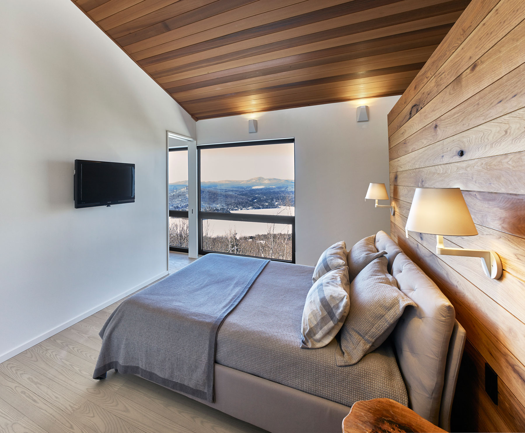 An Elegant Modern Ski Chalet Surrounded by the Forest of Lac Archambault by Robitaille Curtis (10)