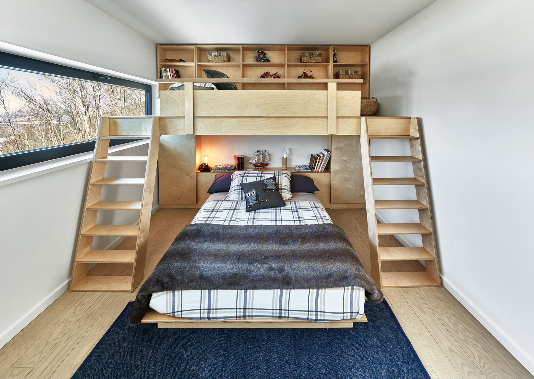 An Elegant Modern Ski Chalet Surrounded by the Forest of Lac Archambault by Robitaille Curtis (11)